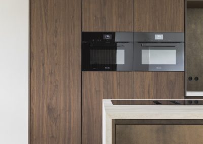 Moderne keuken met houten kastenwand en inbouwapparatuur