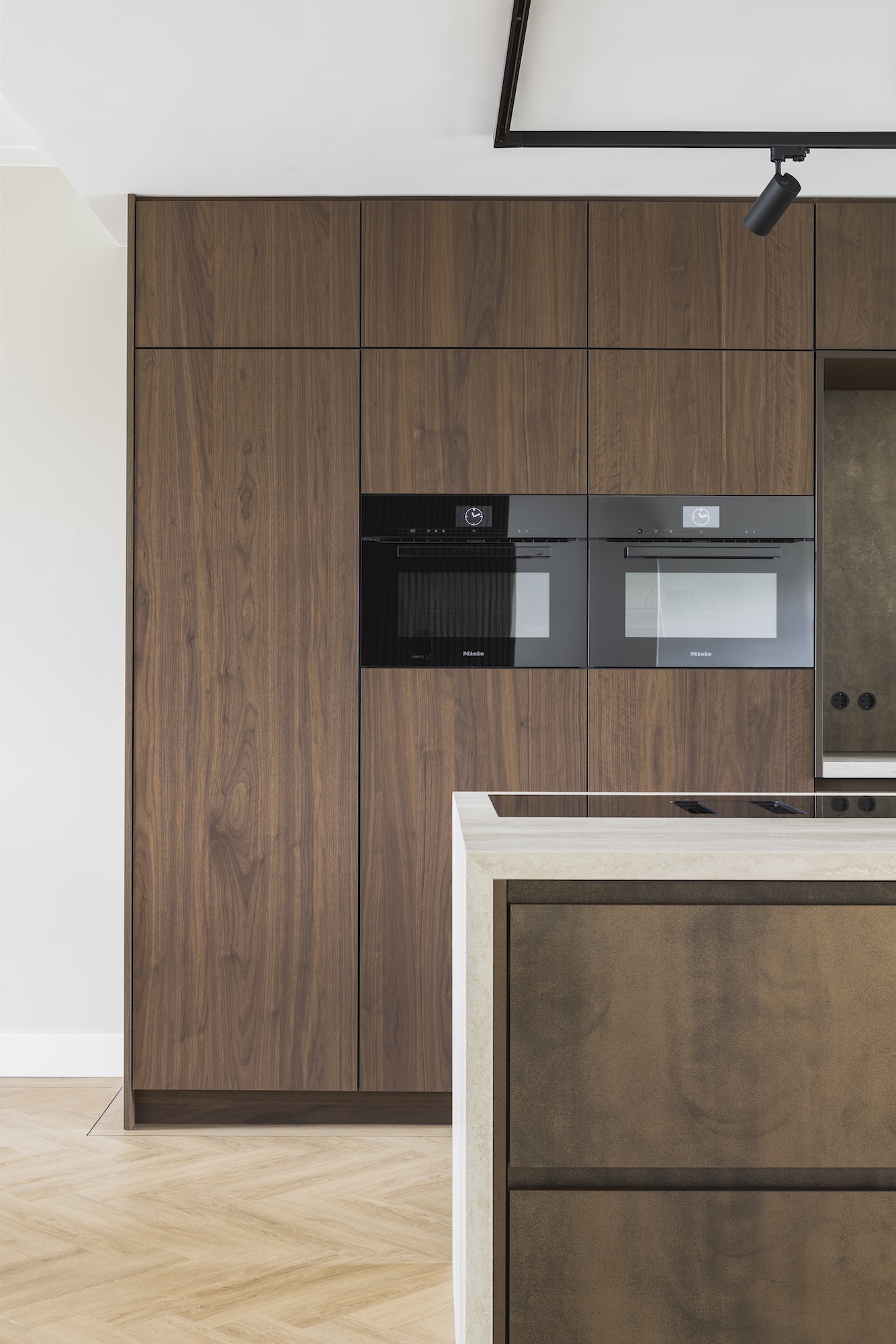 Keuken met houten kastenwand en ovens Moderne keuken met houten kastenwand en inbouwapparatuur