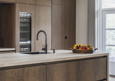 Moderne keuken met kookeiland en houten kastenwand