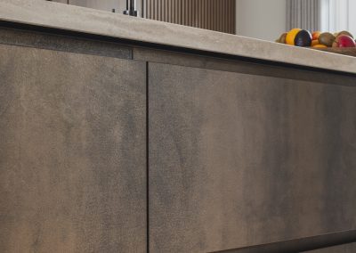 Keukenkast met metalen fronten en werkblad