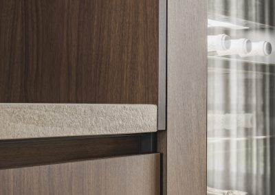 Detail van houten keukenkast met greeploze lade en werkblad