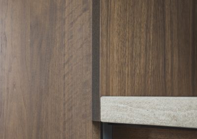 Detail van houten kast met greeploze lade en werkblad