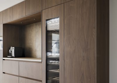 Houten kastenwand met geïntegreerde apparatuur en wijnkoelkast
