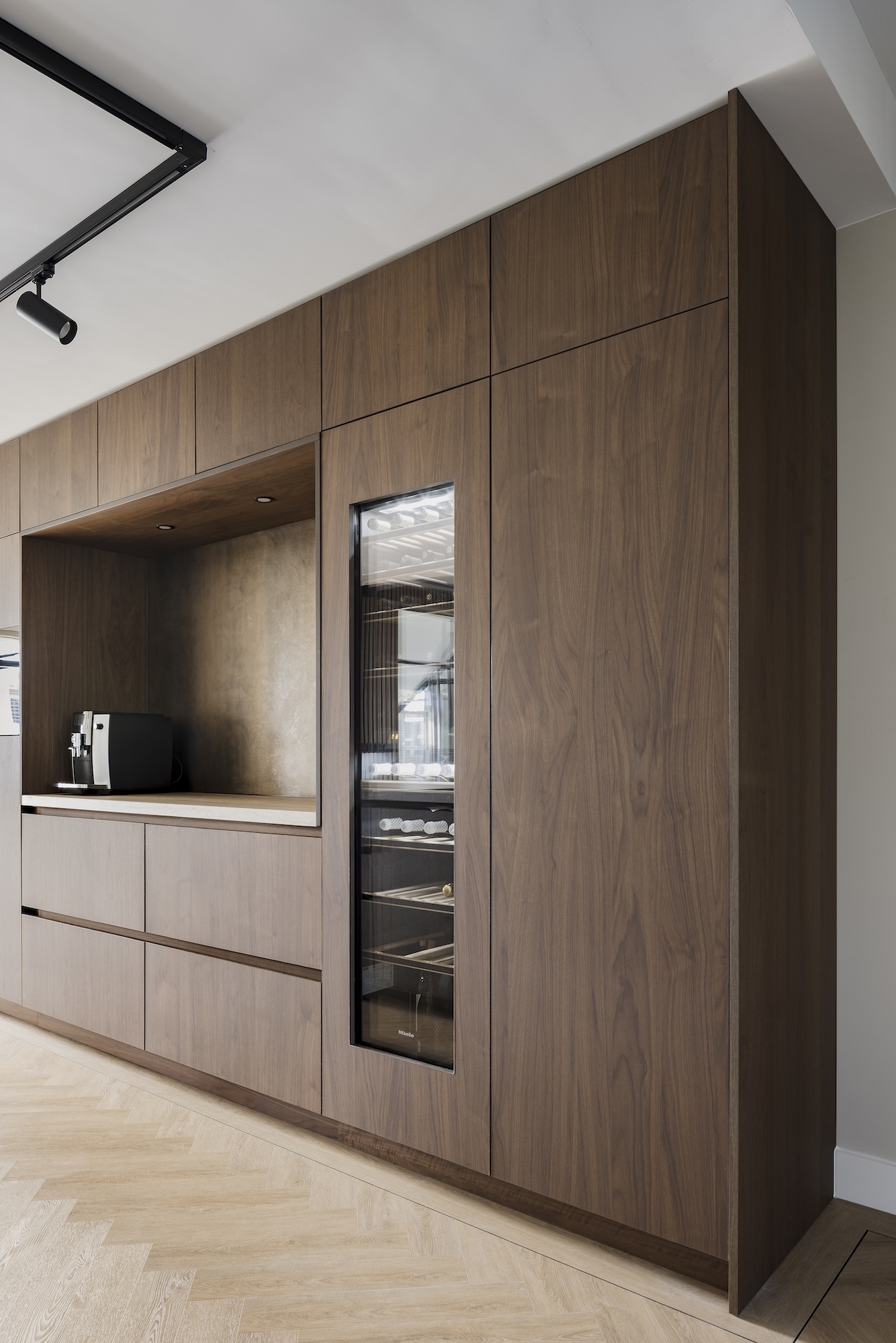 Keuken kastenwand met inbouwapparatuur en wijnkoelkast Houten kastenwand met geïntegreerde apparatuur en wijnkoelkast
