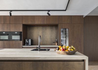 Moderne keuken met kookeiland en houten kastenwand
