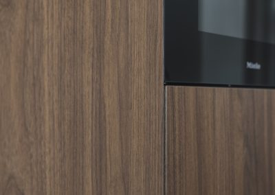 Detail van houten kastfront met geïntegreerde apparatuur