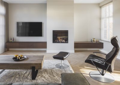 Moderne woonkamer met haard, tv-meubel en zitbank