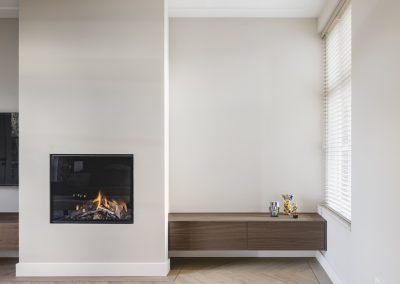 Moderne woonkamer met inbouwhaard en zitbank