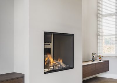 Inbouwhaard in moderne woonkamer met houten kast