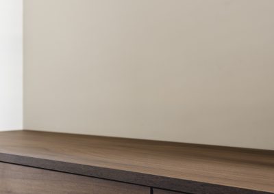 Houten wandplank in modern interieur