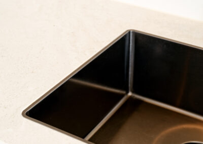 Moderne keuken met zwarte spoelbak en stijlvolle kraan.