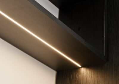 Detail van keuken met geïntegreerde LED-verlichting onder bovenkast.
