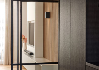Moderne ruimte met glazen scheidingswand en houten wandafwerking.