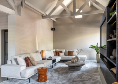 Ruime woonkamer met lichte hoekbank en moderne inrichting
